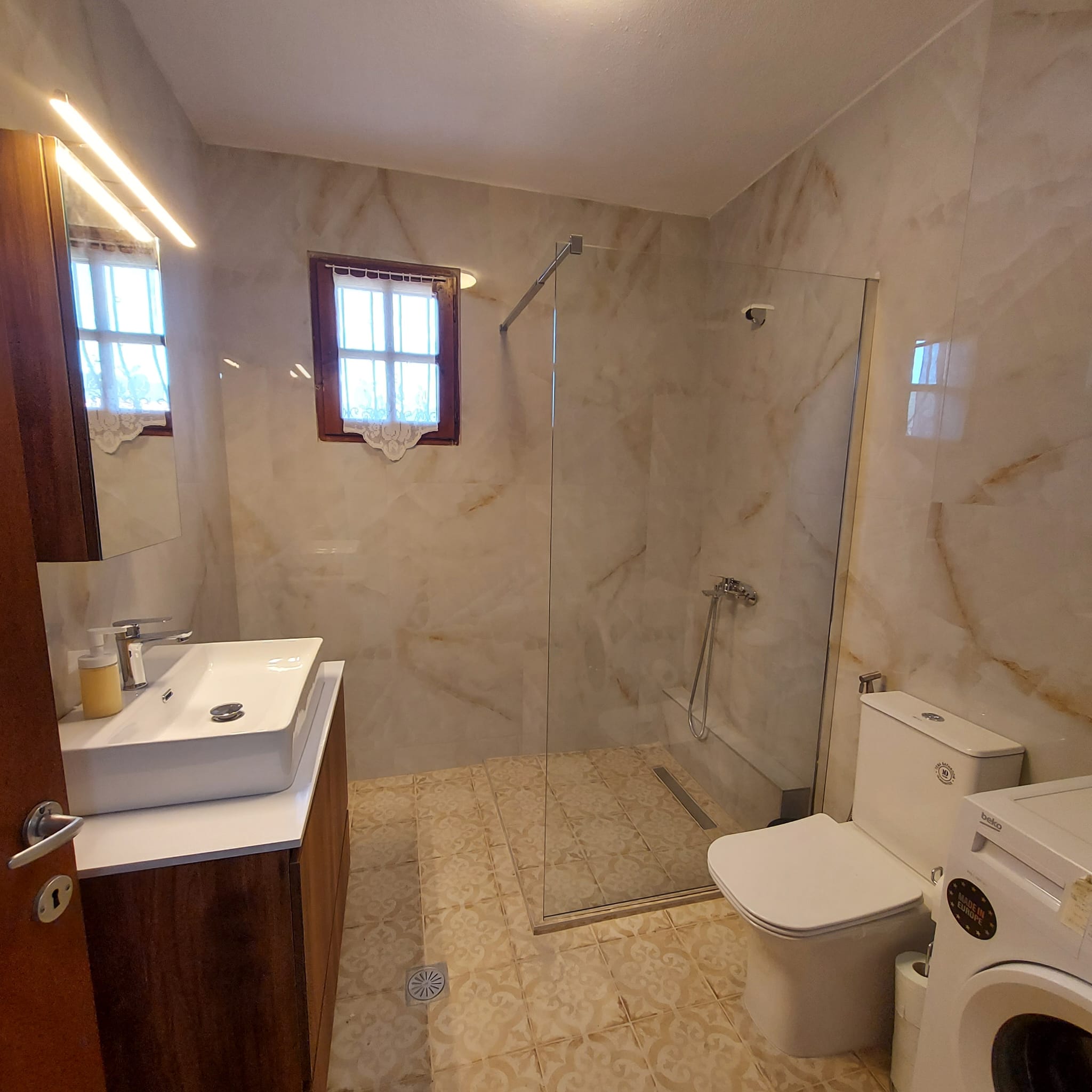 Bathroom on the 1st floor